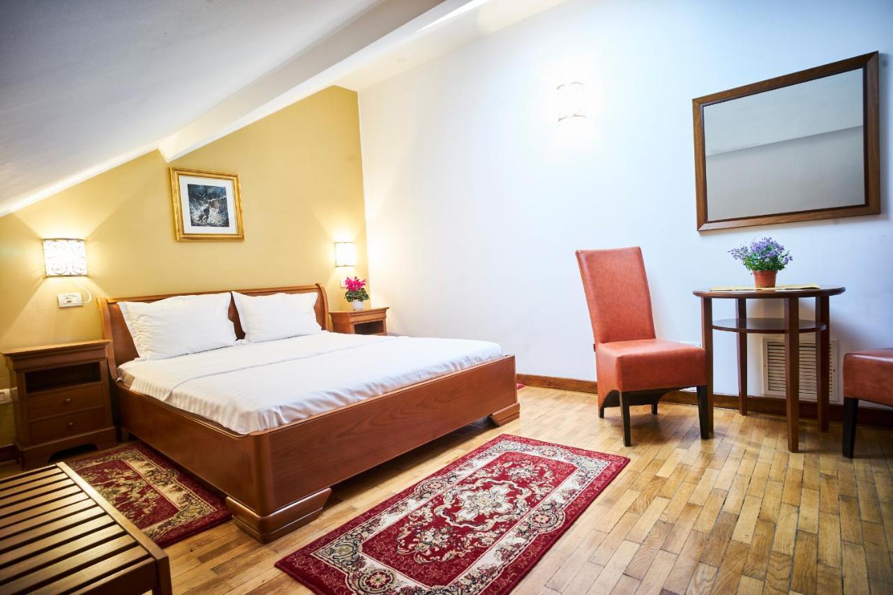 בוקרשט Cozy Attic Room VI מראה חיצוני תמונה