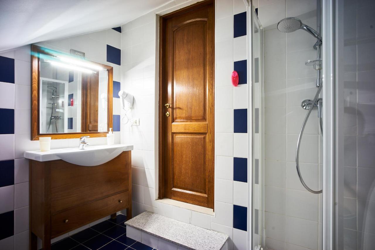 בוקרשט Cozy Attic Room VI מראה חיצוני תמונה